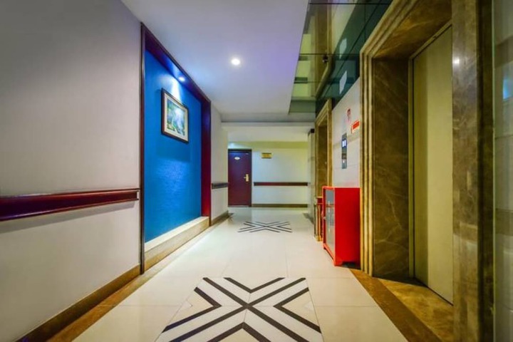 Ballroom/Hall 16 of 17