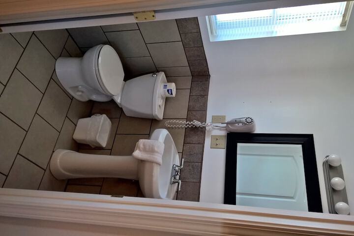 Room 7 of 12