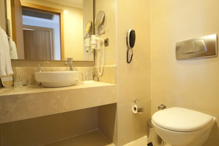 Room 3 of 65