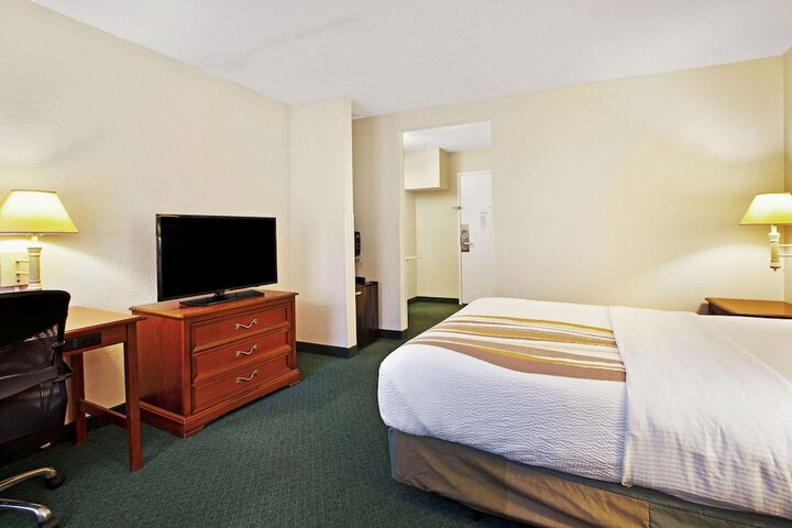 1 Double Bed Mobility Accessible (6 of 16)