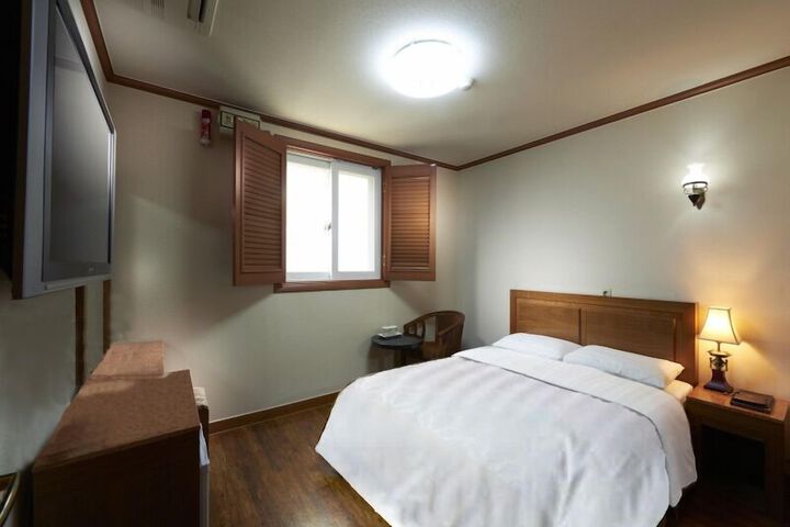 Room 11 of 32