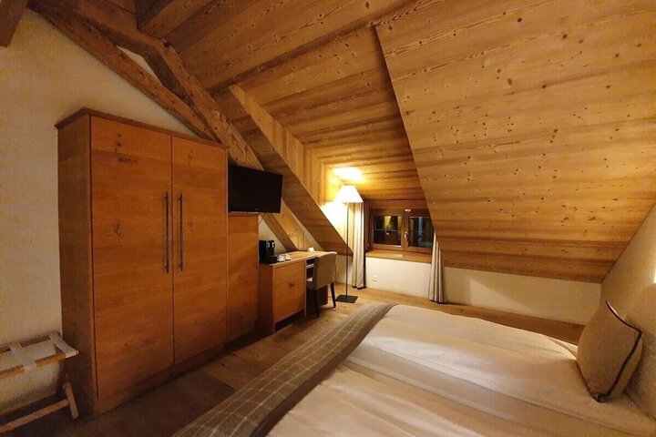 Room 7 of 16
