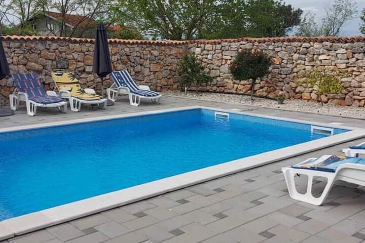 Pool 10 of 16