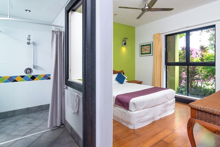 Room 8 of 33