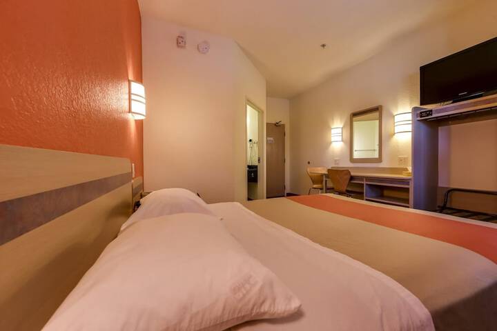 Room 8 of 28