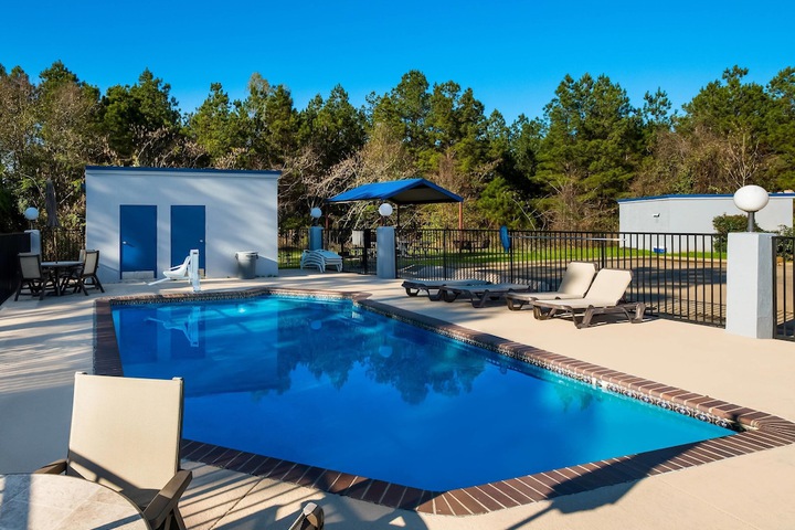 Pool Hotel