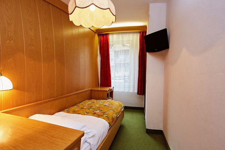 Room 4 of 63