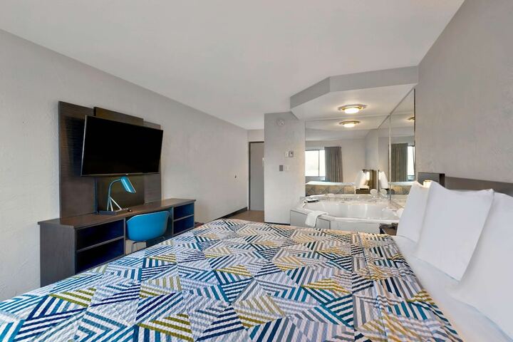 1 King Bed (4 of 11)
