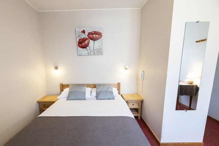 Room 4 of 33