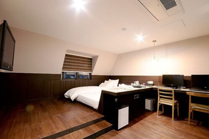Room 4 of 32