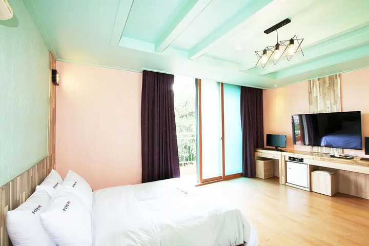 Room 6 of 18