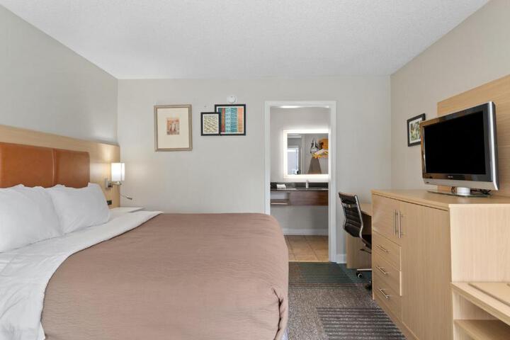 Standard King Bed Stair Accessible Only Bathtub (17 of 23)