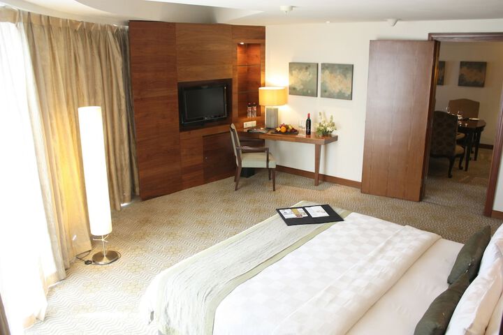 Room 8 of 77