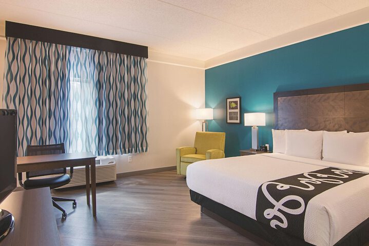 1 King Bed Mobility Hearing Impaired Accessible Room (6 of 24)
