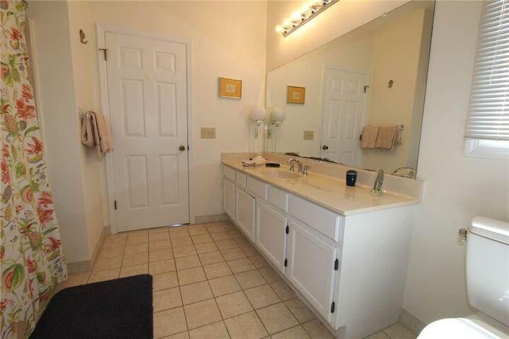Room 6 of 18