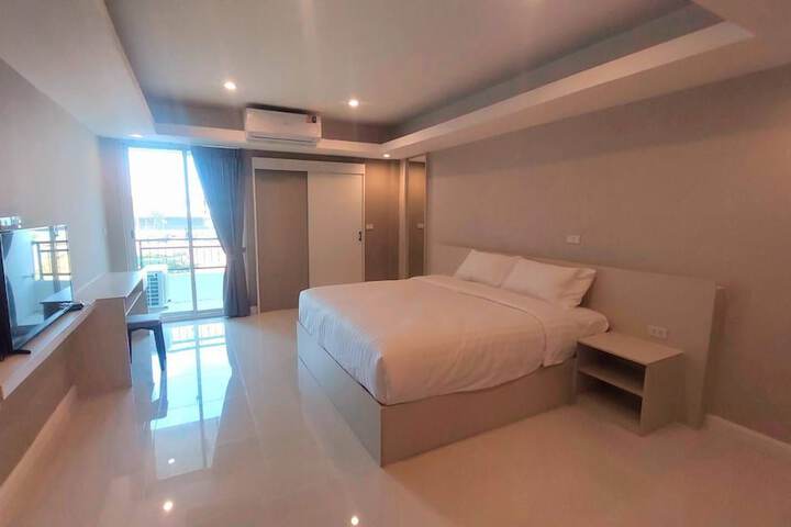 Room 4 of 12