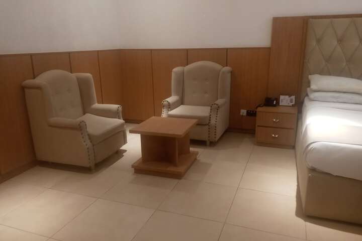 Room 4 of 18