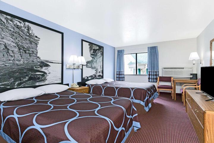 2 Queen Beds Pet Room (7 of 10)