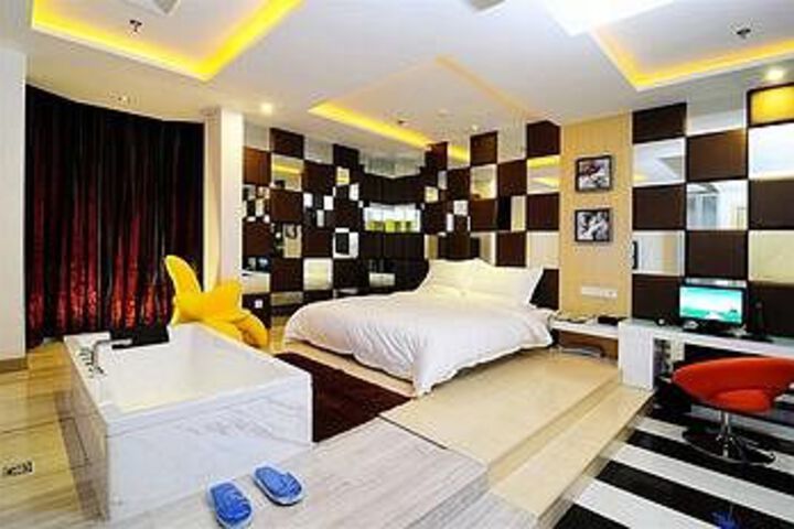 Room 2 of 16