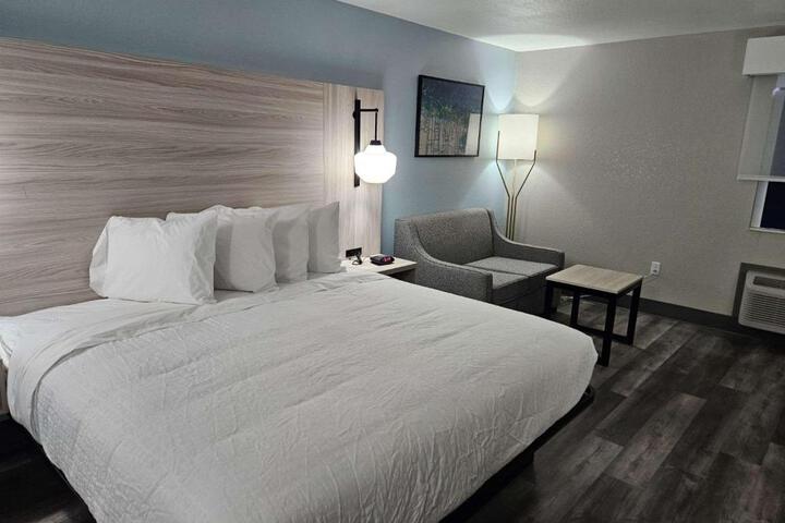 1 King Bed (3 of 12)