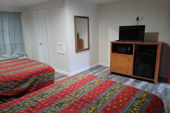 2 Queen Beds (5 of 8)