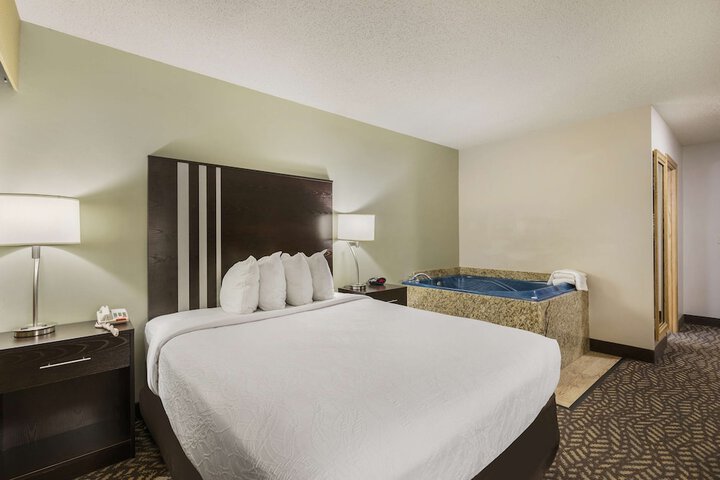 2 Queen Beds Sofa Bed Lake Side Microwave and Refrigerator WiFi Full Breakfast (2 of 12)