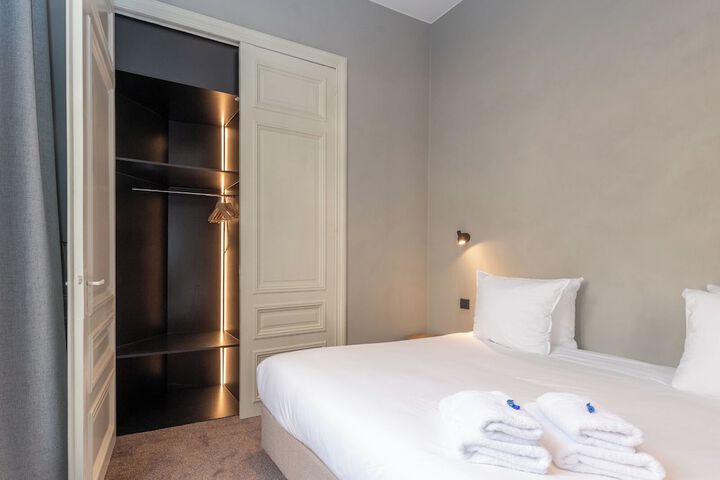 Room 52 of 148