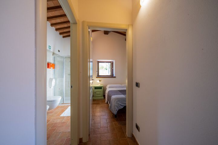 Room 13 of 83