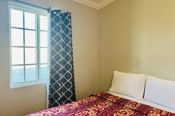 Basic Single Queen Bed Shared Bathroom (4 of 4)