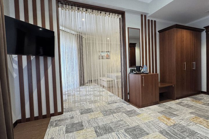 Room 10 of 13
