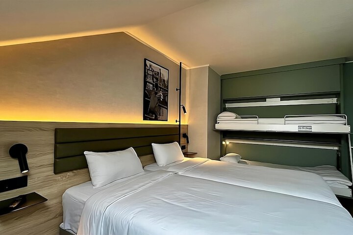 Room 16 of 46