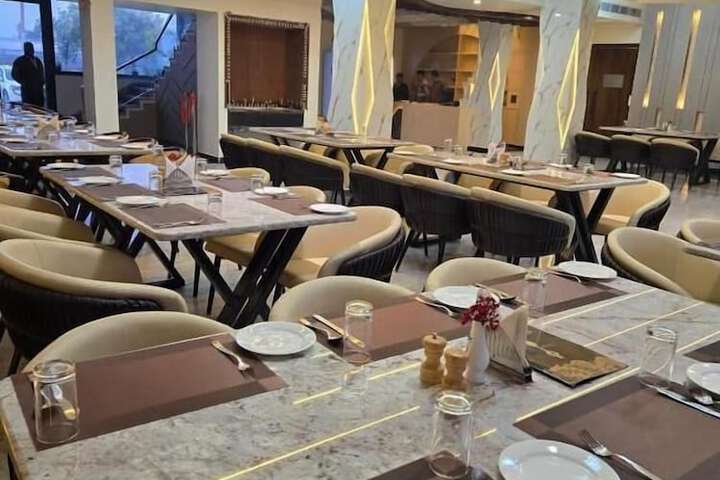 Dining 8 of 13