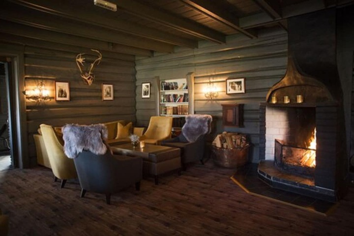 Lounge 45 of 53