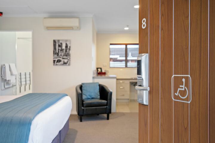 Room 4 of 28