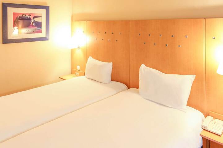Room 6 of 77