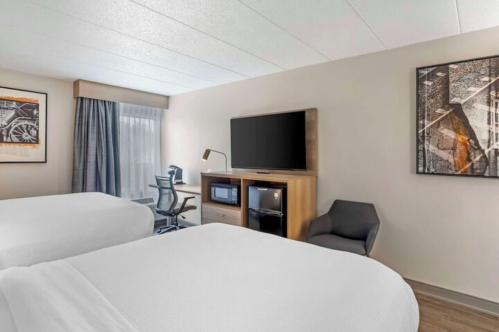 2 Queen Beds Pet Friendly Room Work Desk Chair with Ottoman Microwave and Refrigerator Full Breakfast (4 of 7)