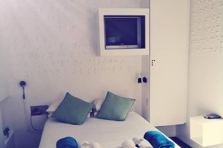 Room 25 of 48
