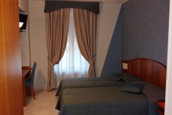 Room 10 of 28