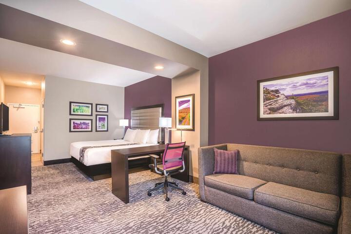 1 King Bed (6 of 10)