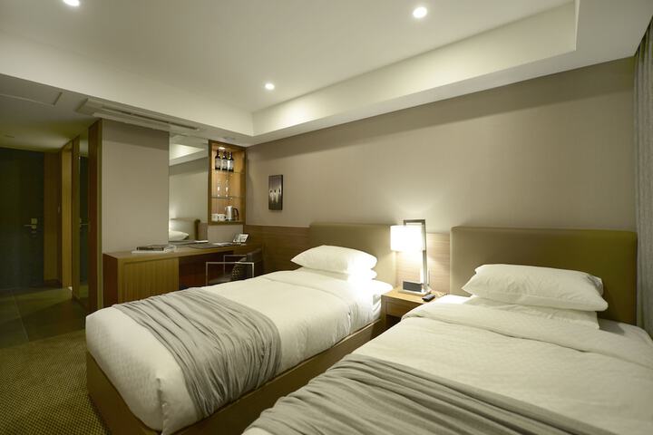 Room 16 of 77