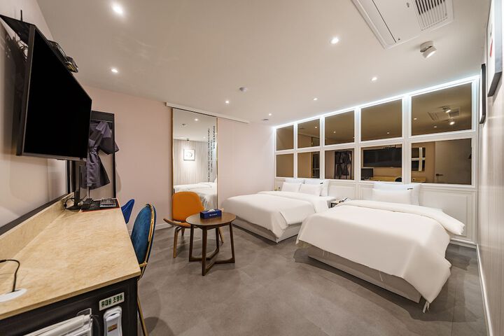 Room 6 of 26