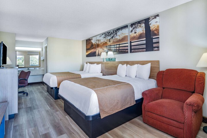 2 Queen Beds Accessible (1 of 12)