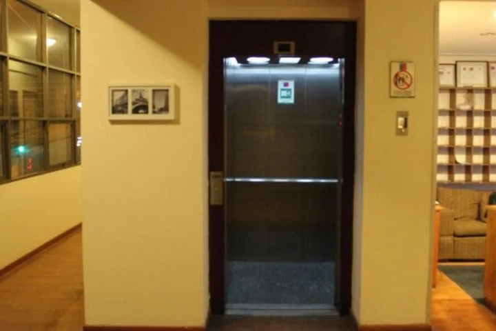Room 12 of 18