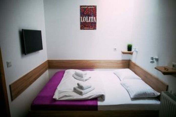 Room 33 of 62