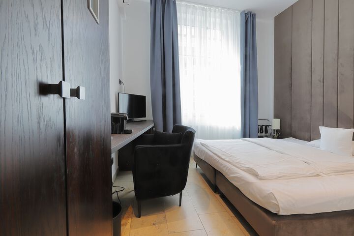 Room 2 of 28