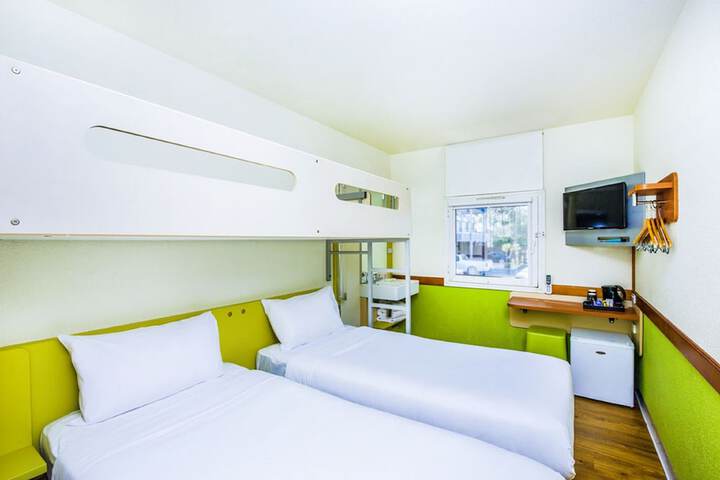 Room 10 of 32
