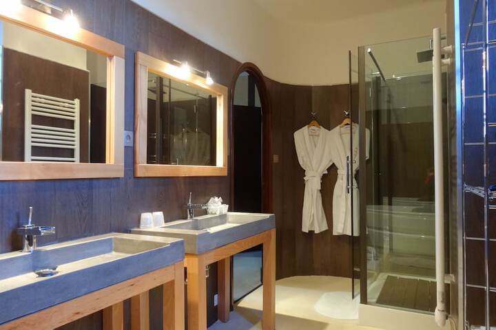 Room 13 of 35
