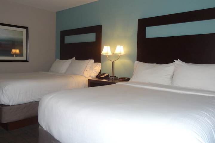 1 Queen Bed (5 of 8)
