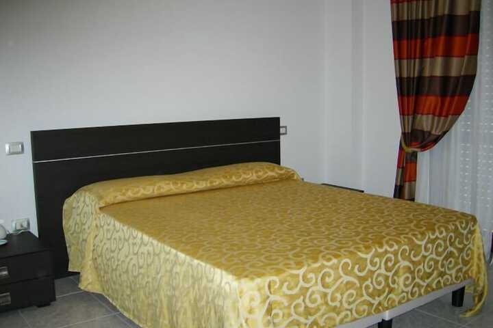 Room 4 of 32