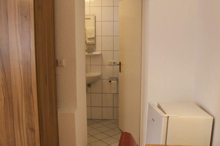 Room 4 of 76